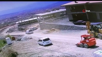İş makinesi takla atarak şarampole yuvarlandı... O anlar kamerada