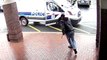 Un passant fait un croche patte à un homme armé pour aider la police... Héros du jour