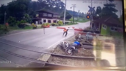 Cet homme en scooter se prend la barrière en pleine tête