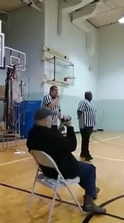 Ce basketteur bat le record du monde de paniers à 3 points 31 en 1 min