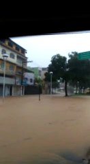 Tải video: Chuva forte e alagamento em Fradinhos