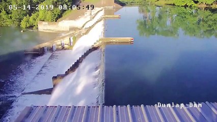 Un barrage se casse sous la pression de l'eau