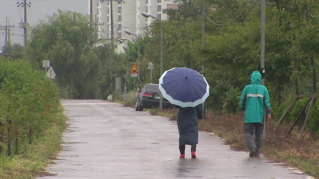 [날씨] 휴일 전국 비...비 내리며 더위 주춤 / YTN