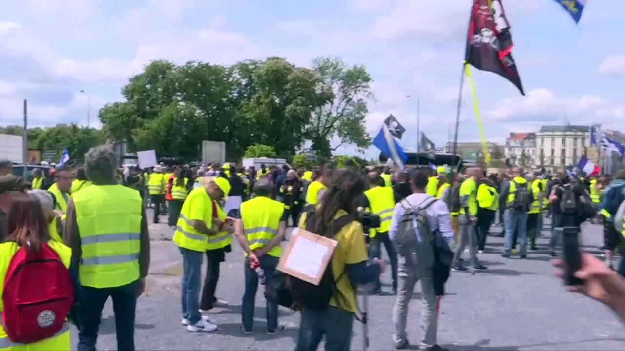 ‘Coletes amarelos’ protestam há seis meses na França