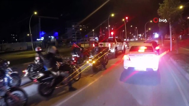 Motosiklet tutkunlarından 19 Mayıs fener alayı