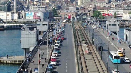 İstanbul- Galata Köprüsü'nde 100 Klasik Otomobil ile 100.yıl Konvoyu