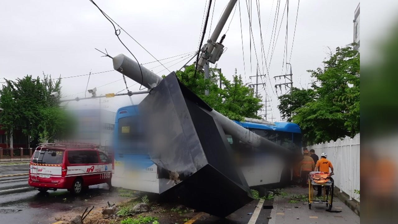 빗길 시내버스가 인도로 돌진...1명 중상 / YTN