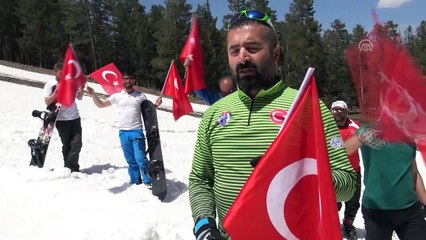 Bayramı 2 bin 700 rakımda kayak yaparak kutladılar - KARS