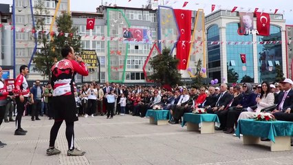 Bisikletçiler Türkiye’yi dolaştırdıkları bayrağı zeybek eşliğinde teslim etti