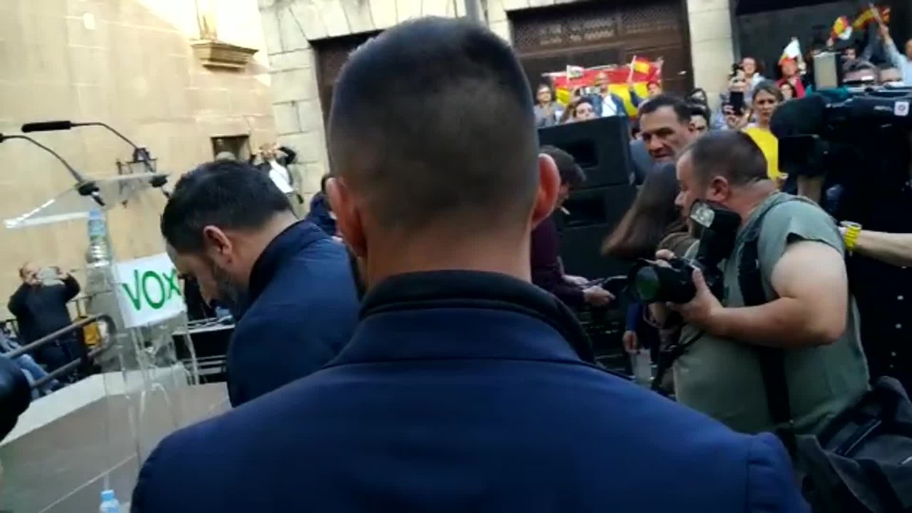 Santiago Abascal llega a un acto electoral en Cáceres