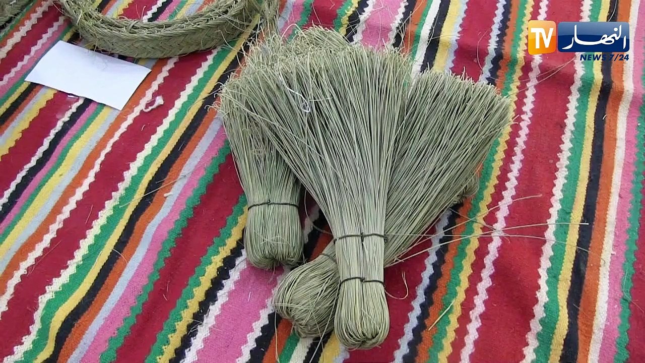 أم البواقي: العم السبتي..حرفي يستغل نبات الحلفاء ويحولها لحصير وقفف تقليدية
