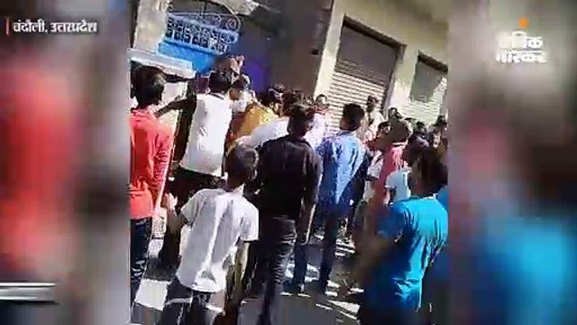 पहले वोटिंग करने को लेकर भिड़े सपा-भाजपा कार्यकर्ता, पुलिस पर किया पथराव