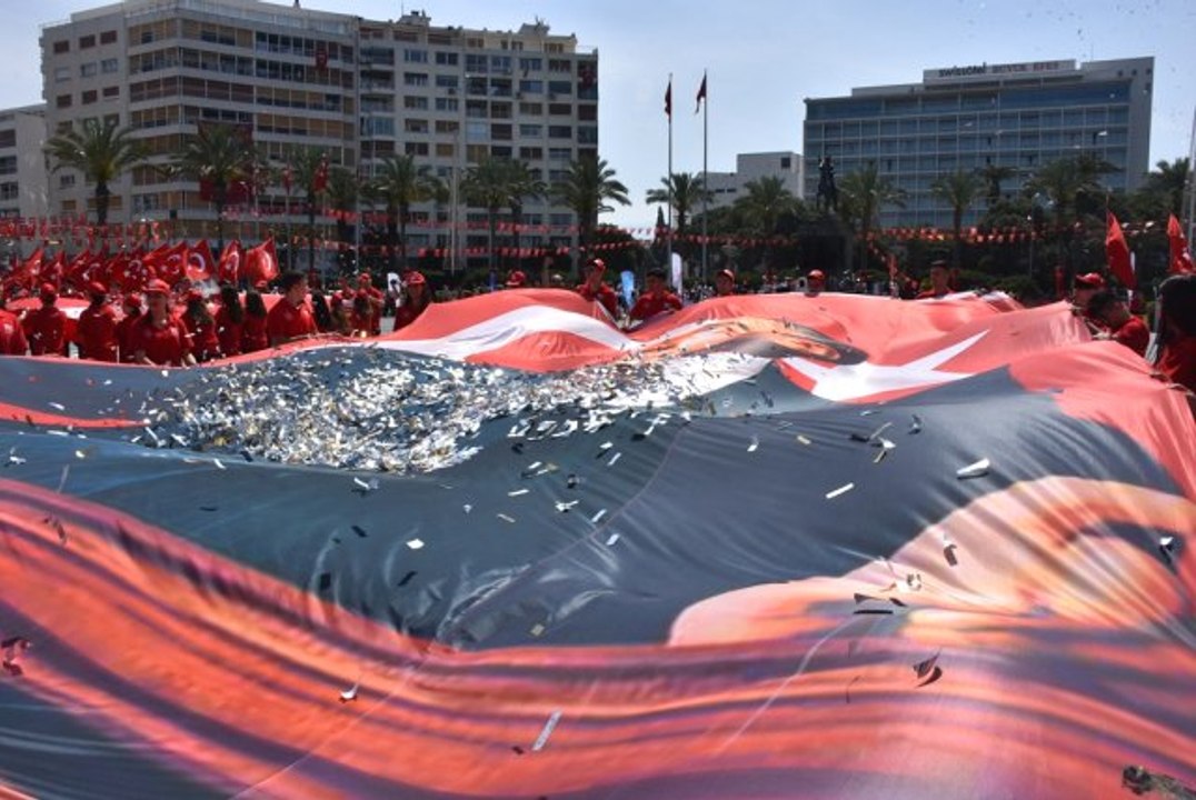 İzmir'de 19 Mayıs'ta 100. Yıl Coşkusu