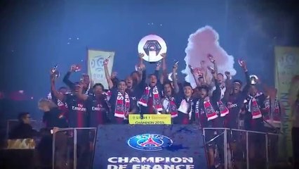 Football - Ligue 1 - Le PSG soulève le trophée de Champion de France