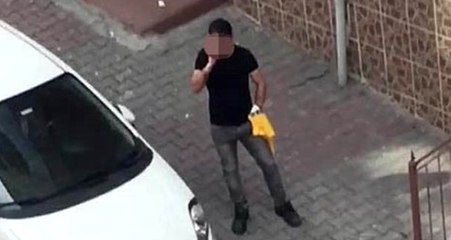 Kız Çocuklarını İzleyerek Sokak Ortasında Mastürbasyon Yapan Sapık Kamerada!