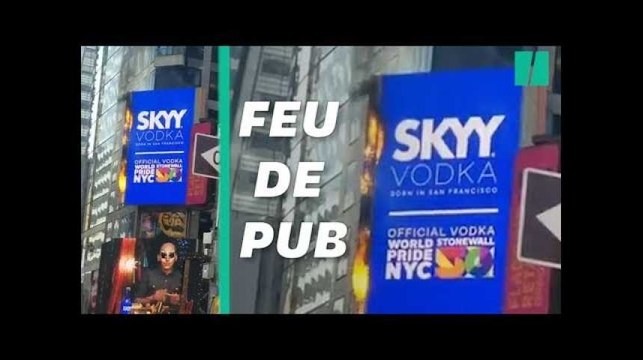 Un panneau publicitaire géant a pris feu à Times Square