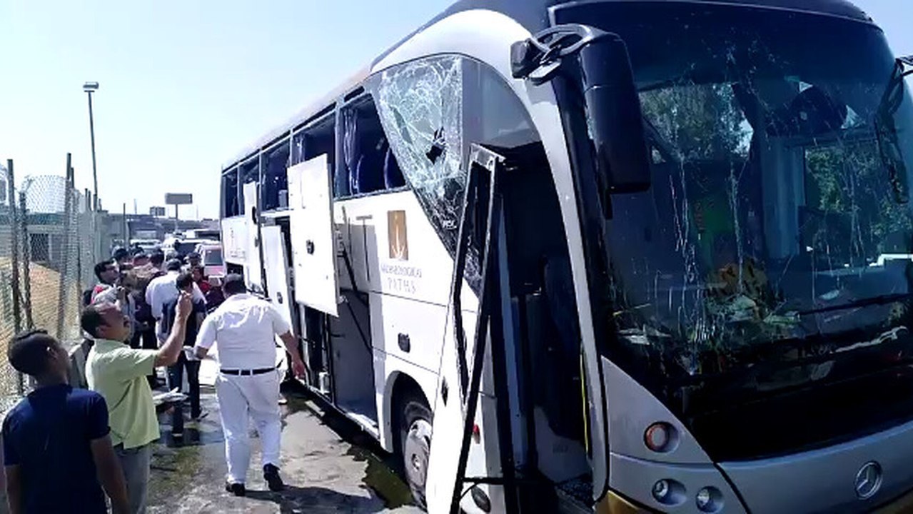 Imágenes grabadas tras producirse la explosión en el autobús en Egipto