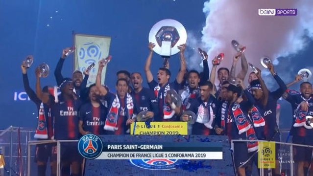 لقطة: باريس سان جيرمان يرفع الكأس التذكارية ويتوج بطلا للدوري الفرنسي