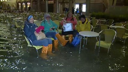 آب گرفتگی معابر ونیز گردشگران را غافلگیر کرد