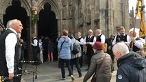Pardon de Saint-Yves à Tréguier : l’entrée dans la cathédrale