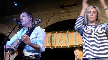 Tournai Karaoke des personnalites avec P Magnette 20.05.2019