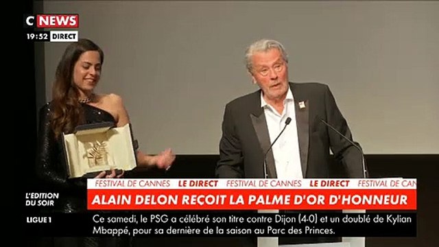 Cannes - Regardez Alain Delon qui s'effondre en larmes en recevant sa Palme d'Honneur : Je sais que le plus difficile c'est partir, et je vais partir...