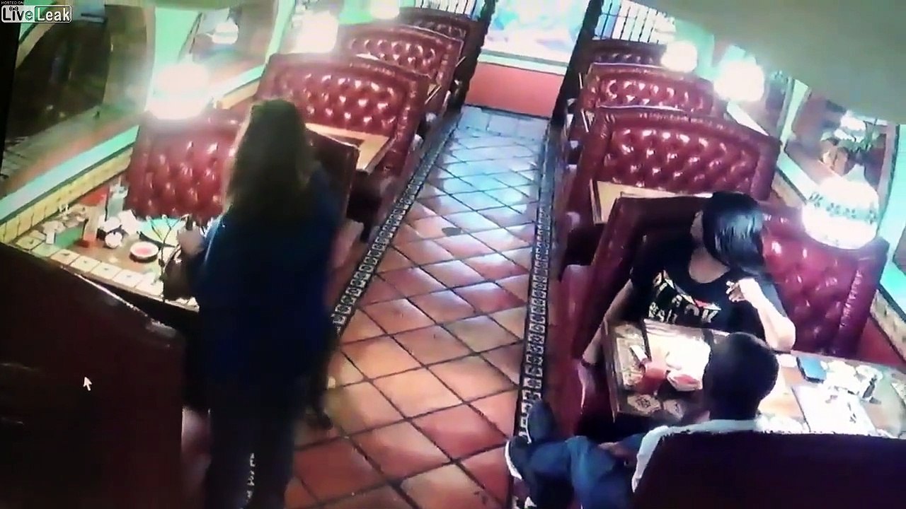 Une cliente vient voler les pourboires sur la table d'à côté au restaurant ! Prise en flagrant délit