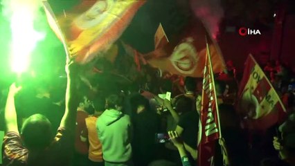 Florya’da taraftarlar tesisleri bayram yerine çevirdi