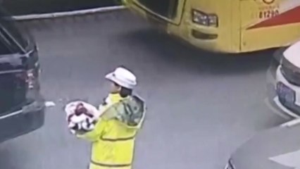 中 여경, 아기 안고 출근길 교통정리...무슨 일이? / YTN