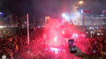 Spor Galatasaray Taraftarı Taksim'de Şampiyonluğu Kutluyor
