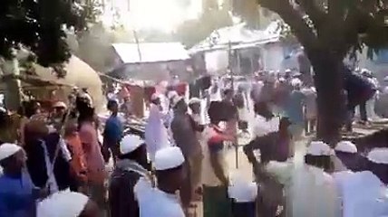 ময়মনসিংহের ত্রিশালে গজিয়ে উঠা ভন্ড জিন্দা পীরের আস্তানা এভাবেই মাটির সাথে মিশিয়ে দেয় তৌহীদি জনতা!