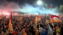 Spor Galatasaraylı Taraftarlar Florya'da Şampiyonluğu Kutladı
