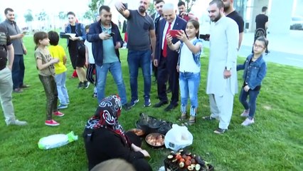 Binali Yıldırım, iftar saatini bekleyen mangalcılarla sohbet etti - İSTANBUL