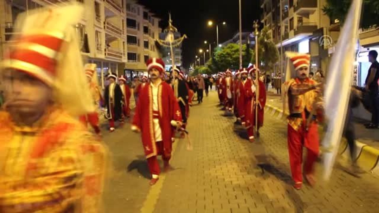 Mehter Marşları Eşliğinde Meşaleli Yürüyüş