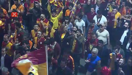 İstiklal Caddesi'nde şampiyonluk kutlamaları