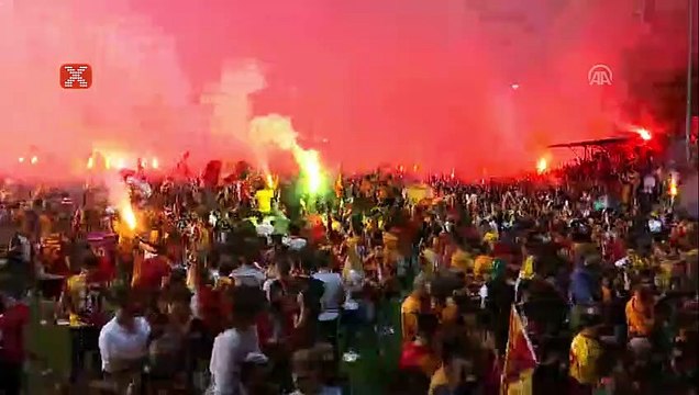 Florya Metin Oktay Tesisleri'nde şampiyonluk kutlaması