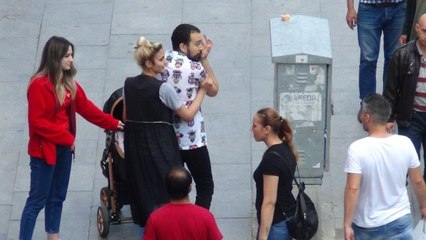 Sokak Ortasında Sandalyeler Havada Uçuştu