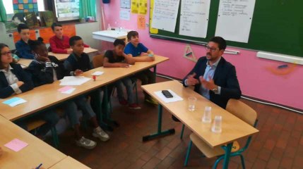 Charleroi: Nicolas Tzanetatos (MR) face aux enfants de 6e primaire de Jumet Heigne