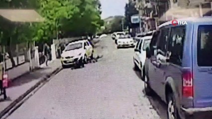 Otomobilin bisikletliye çarpma anı kamerada