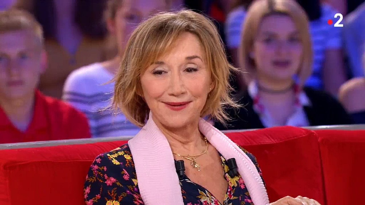 Mathilde Seigner raconte ses soirées folles (et alcoolisées) avec... François-Xavier Demaison ! Regardez