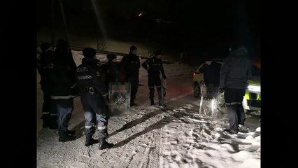 Des policiers font de la luge