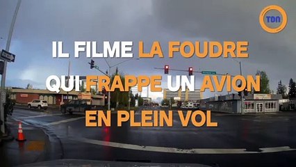 Il filme la foudre qui frappe un avion en plein vol !