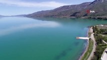 Elazığ'da şok eden görüntü...Nesli tükenmekte olan balıkları elleriyle avladılar