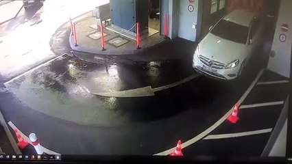 Une femme cartonne en sortant d’une station de lavage