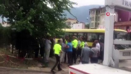 Bursa'da otobüs şoförü ile yolcu birbirine girdi ortalık savaş alanına döndü