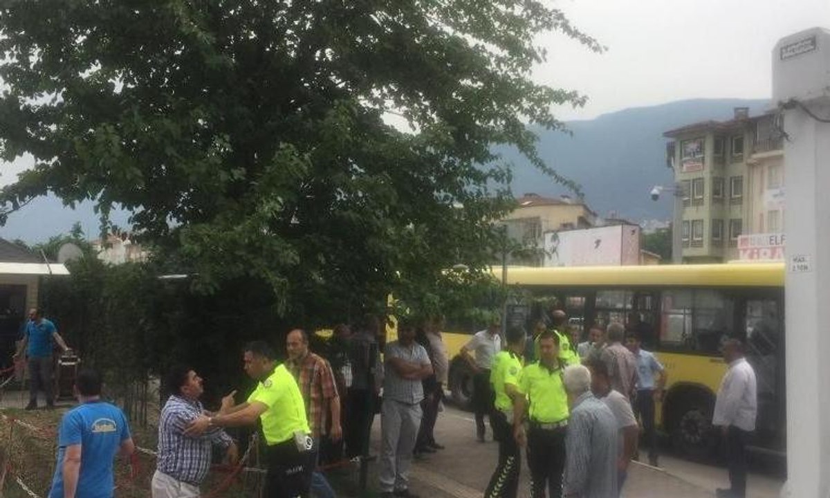 Otobüs şoförü ile yolcu birbirine girdi
