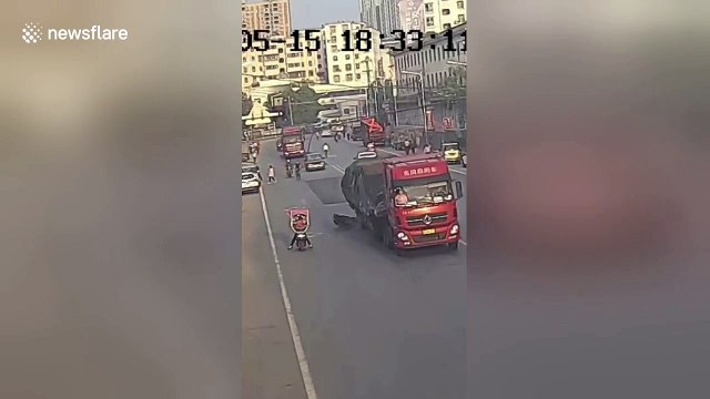 Scooter rider miraculously survives from being run over by lorry in China