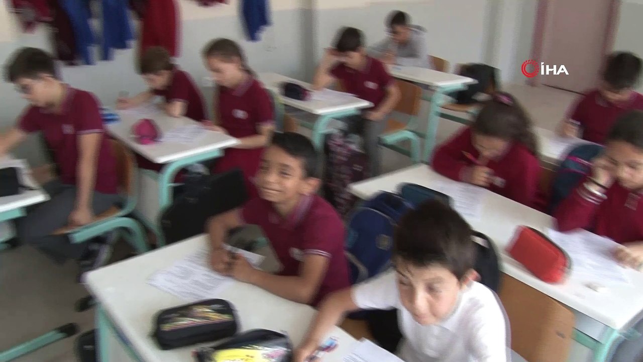 Yok böyle bir okul... Bu okulda sınavlar öğretmensiz yapılıyor