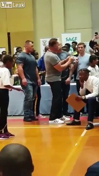 Cet ado fait une prise de karaté dans le dos d'Arnold Schwarzenegger