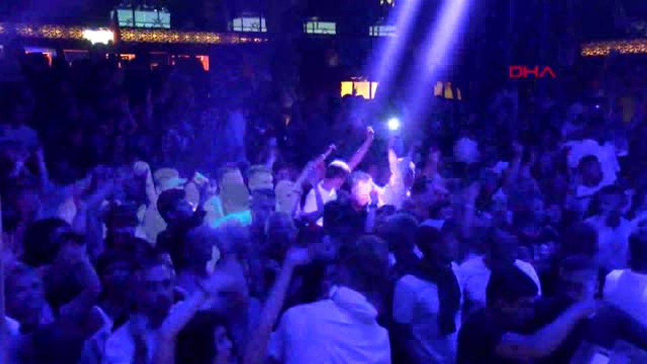 Antalya Rus Şarkıcı Egor Kreed, Kemer'de Tatilcileri Coşturdu